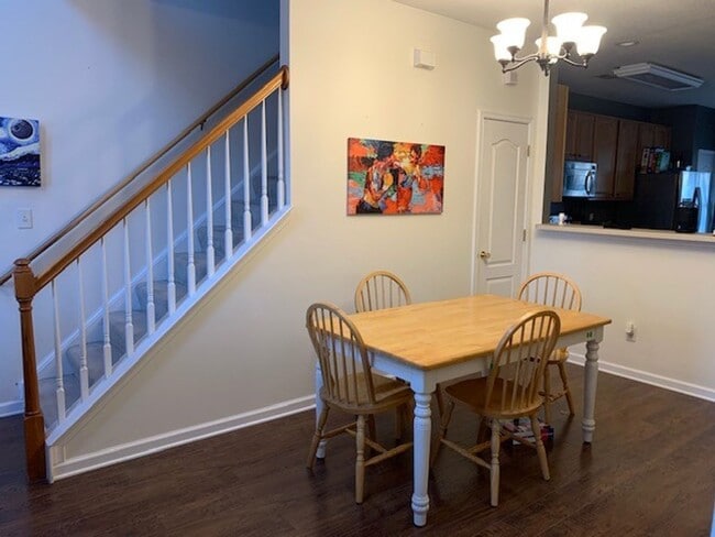 Building Photo - Beautiful 3 bedroom home with room for everyone & pets!