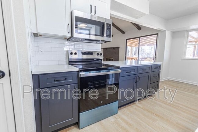 Building Photo - 705 NW Buckingham Pl