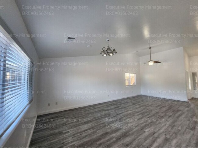 Building Photo - 4 bedroom/ 2 bathroom located in the South...