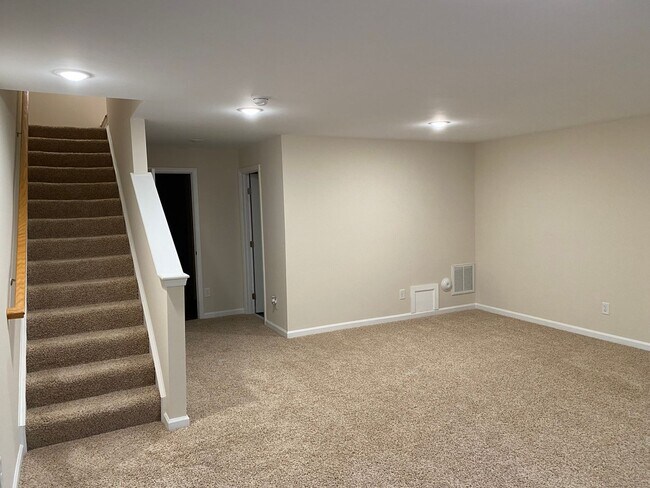 Building Photo - -- AVAILABLE MAY 8TH -- 3 BR / 3.5 BA End Unit Townhome, Available May 8th!