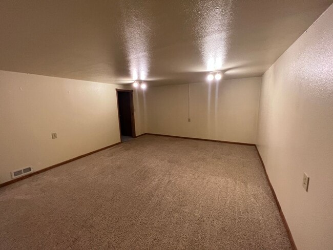 Building Photo - 5 bedroom 3 bathroom home for rent