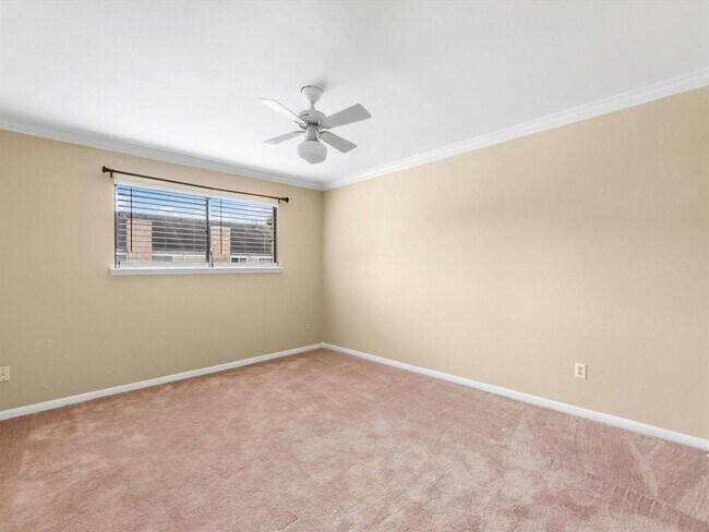 Building Photo - 10305 Briar Forest Dr