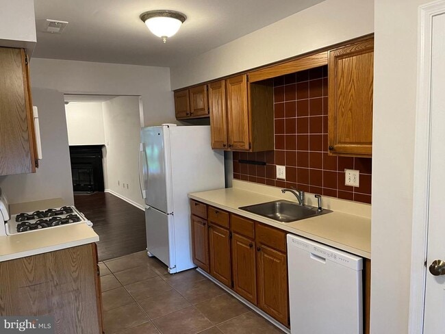 Building Photo - 32 Wyckwood Ct