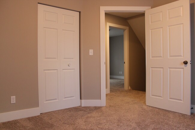 Building Photo - 226 Valley Ave SW