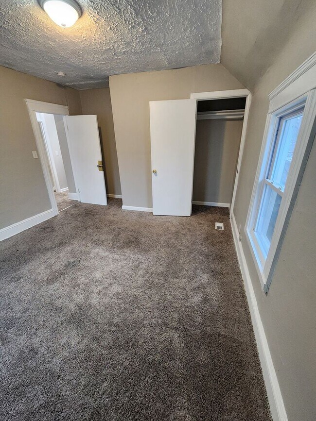 Building Photo - 3 Bedroom House for Rent on W 25th - MOVE IN READY AND CLEAN