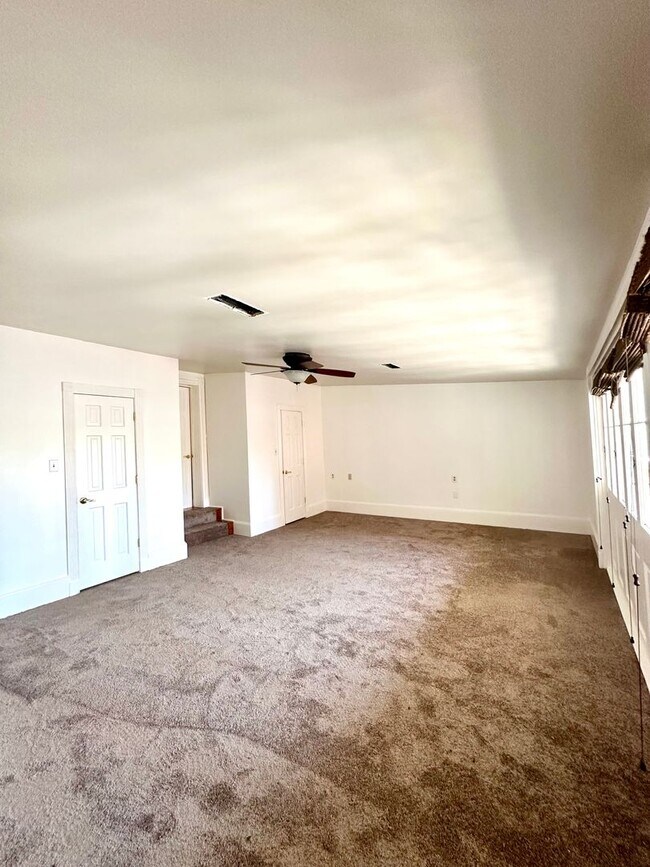 Building Photo - 3BR 2BA 3rd Street Downtown