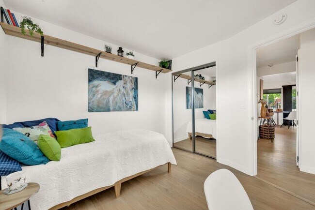Building Photo - Darling Fully Furnished Condo Bathed in Natural Light