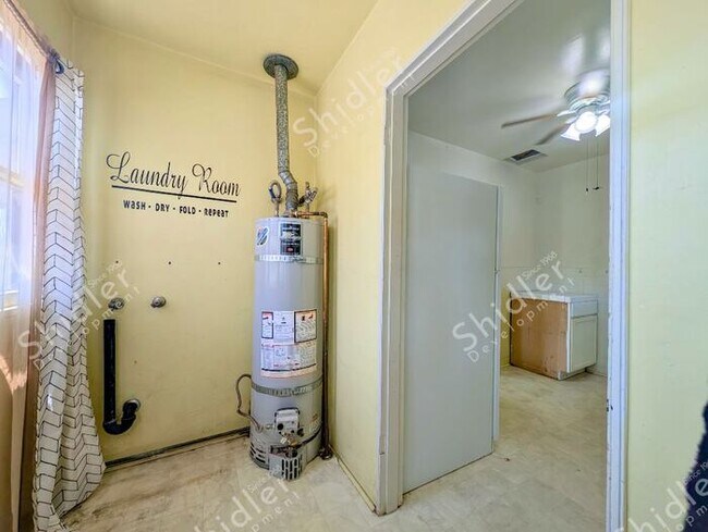 Building Photo - 2 Bedroom 1 Bath and 2 Massive Yard in North San Bernardino