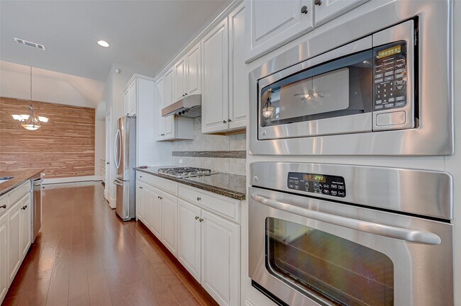 Building Photo - 10323 Hatcher Dr