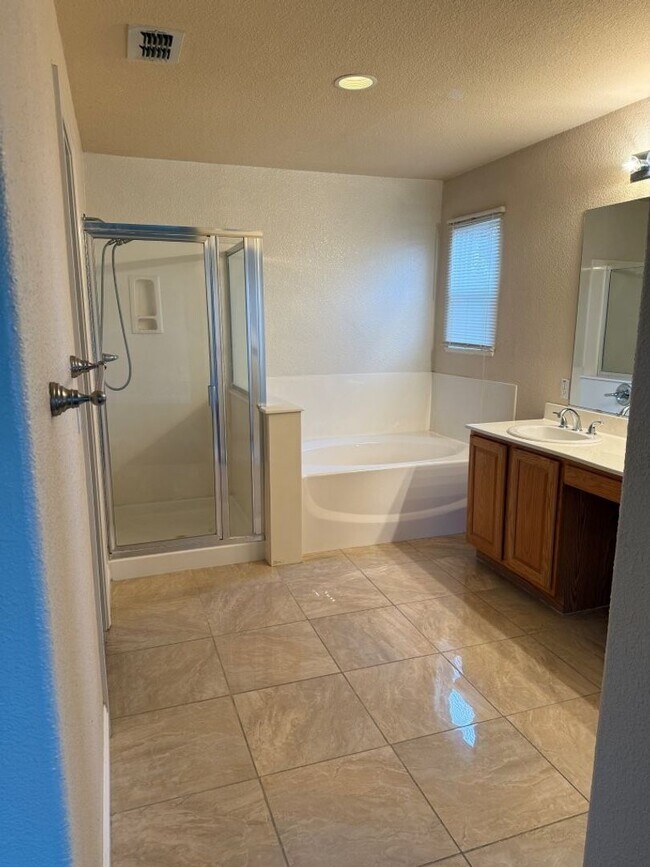 Building Photo - Modern 4 Bedroom w/ Loft Stonegate Area Vacaville *Star Rentals