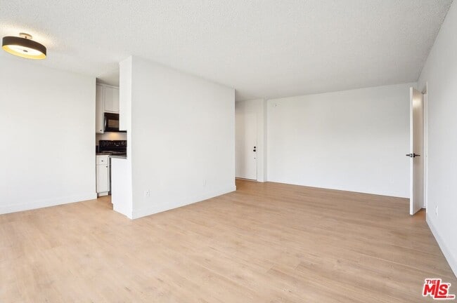 Building Photo - 1352 S Carmelina Ave