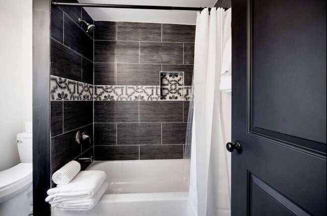 Building Photo - Beautifully Updated 3-Bedroom Home on a Co...