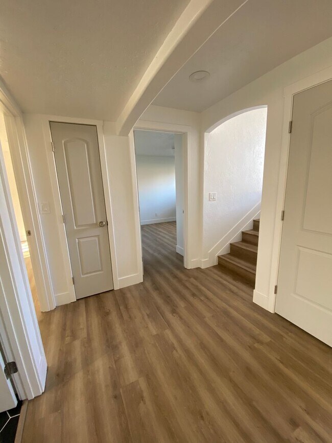 Building Photo - Orem Duplex - Downstairs