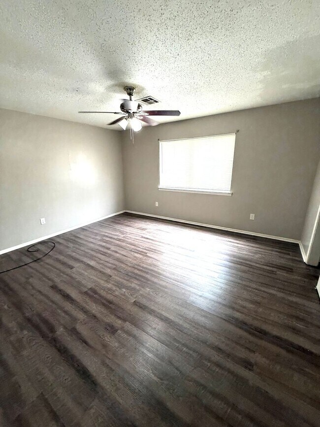 Building Photo - 5712 Roxboro Dr