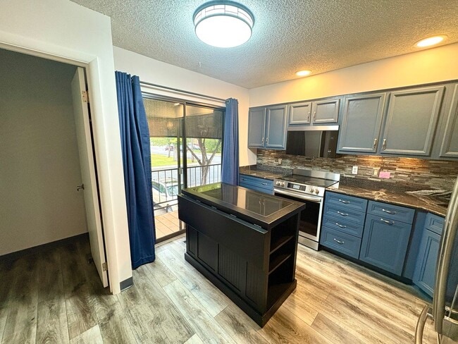 Building Photo - 2 bedroom 2 bath condo