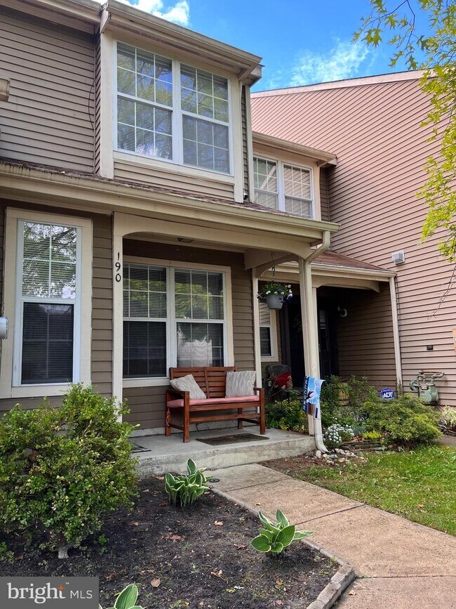 Building Photo - 190 Kettlebrook Dr