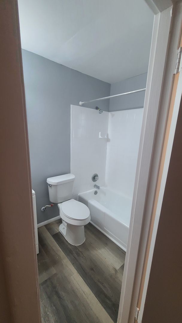 Building Photo - Fully Renovated 3/1 with huge fenced-in ba...