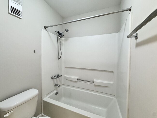 Building Photo - Updated 1st Floor/1-Level Condo Available ...