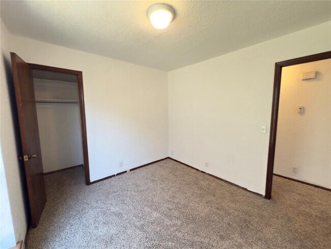 Building Photo - 1109 Dustin Dr
