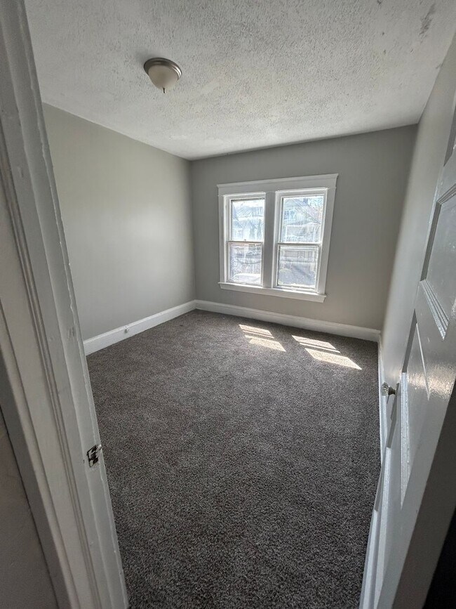 Building Photo - Section 8 Accepted! Spacious newly renovat...