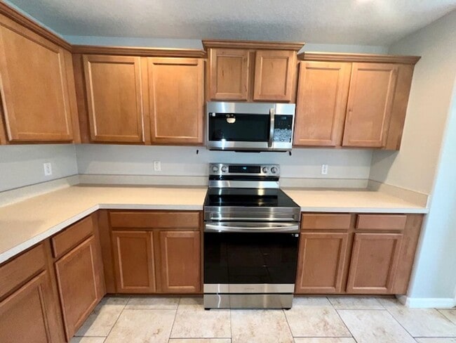 Building Photo - OVIEDO/UCF RENTAL! Wonderful 3 bd 2.5 bath corner unit townhome! 1 CAR ATTACHED GARAGE!NO CARPET!...