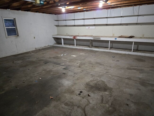 Building Photo - Characteristic 3-Bedroom Home with Dual Ga...
