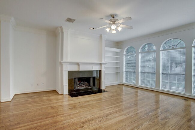 Building Photo - 2205 Commonwealth St