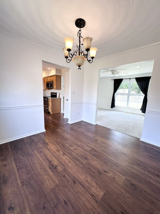 Building Photo - Charming Updated Home in Prime Chesapeake Location – Spacious Layout & Modern Touches!