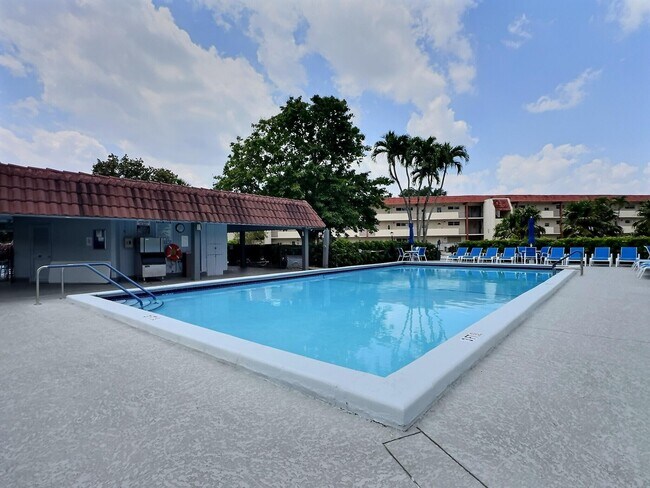 Building Photo - 400 S Hollybrook Dr