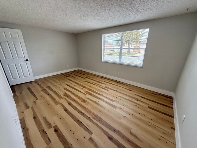 Building Photo - NEW PRICE!- Beautifully Updated 2/2 Home