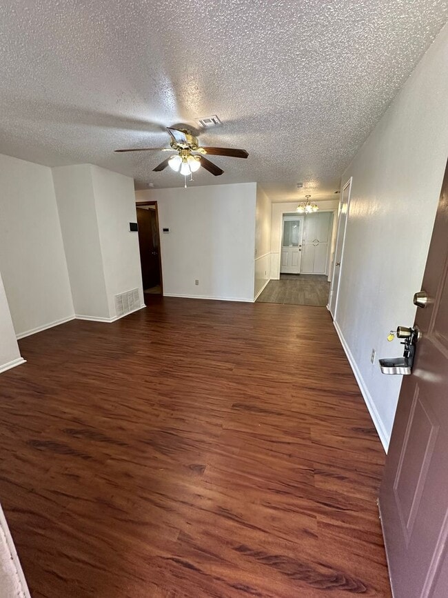 Building Photo - 4 Bed, 2 Bath house w/1 car garage