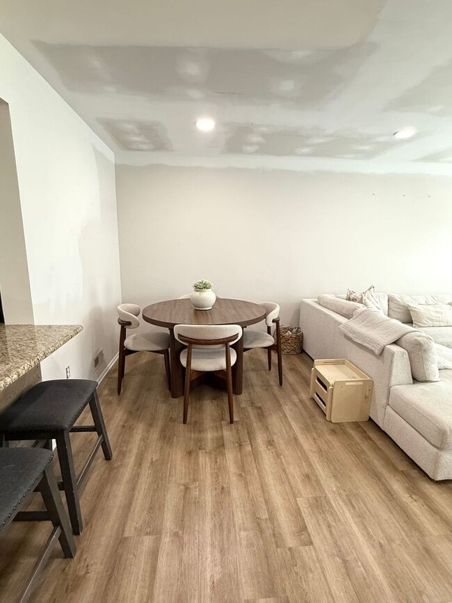 Building Photo - 2 BR 1 BA Galloway Townhome