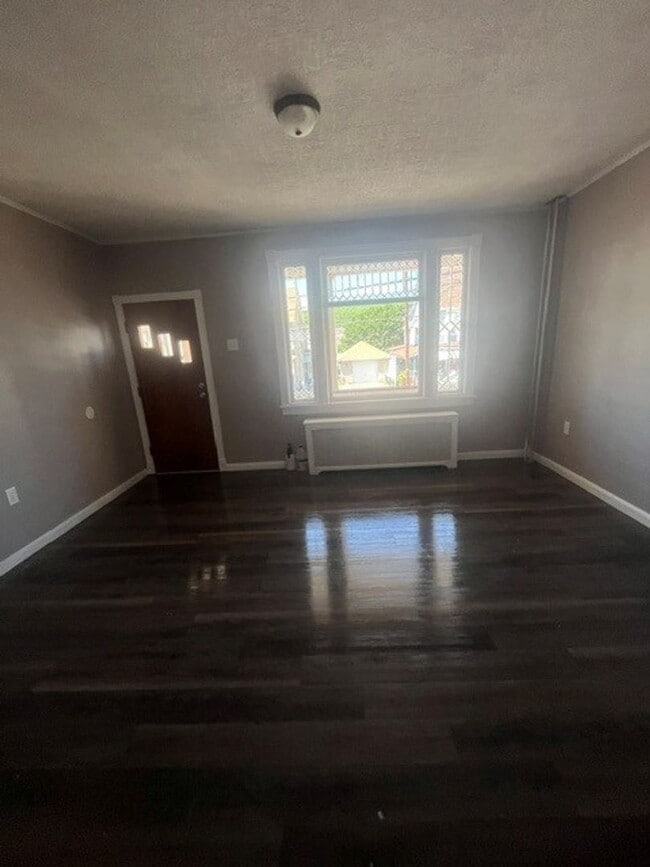 Building Photo - 4 Bedroom 1.5 Bath