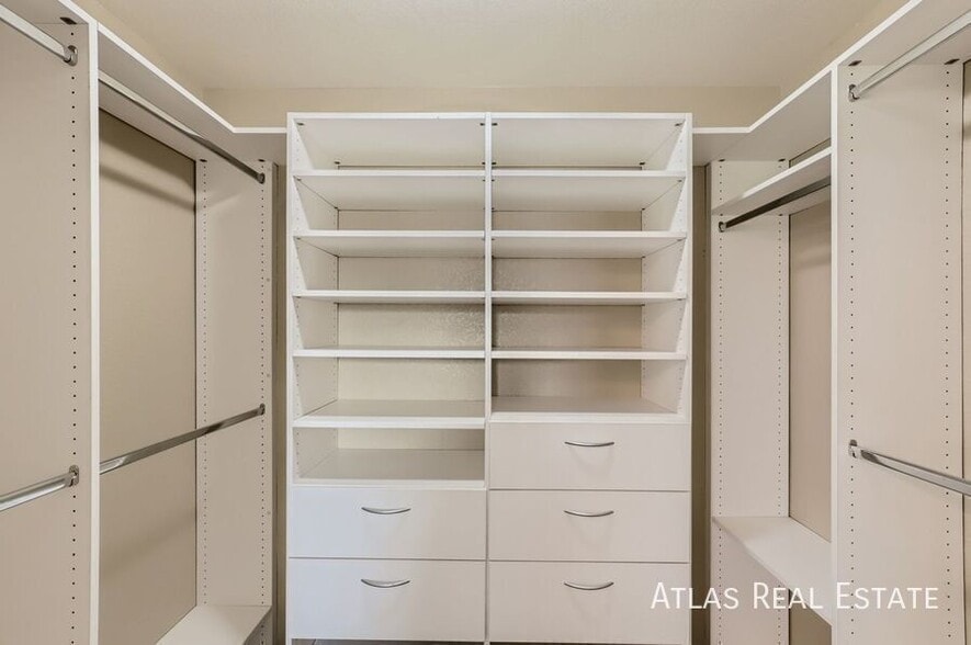 Building Photo - 6491 Chettle House Ln