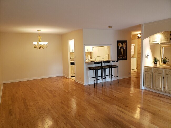 Building Photo - 120 Lakeview Dr