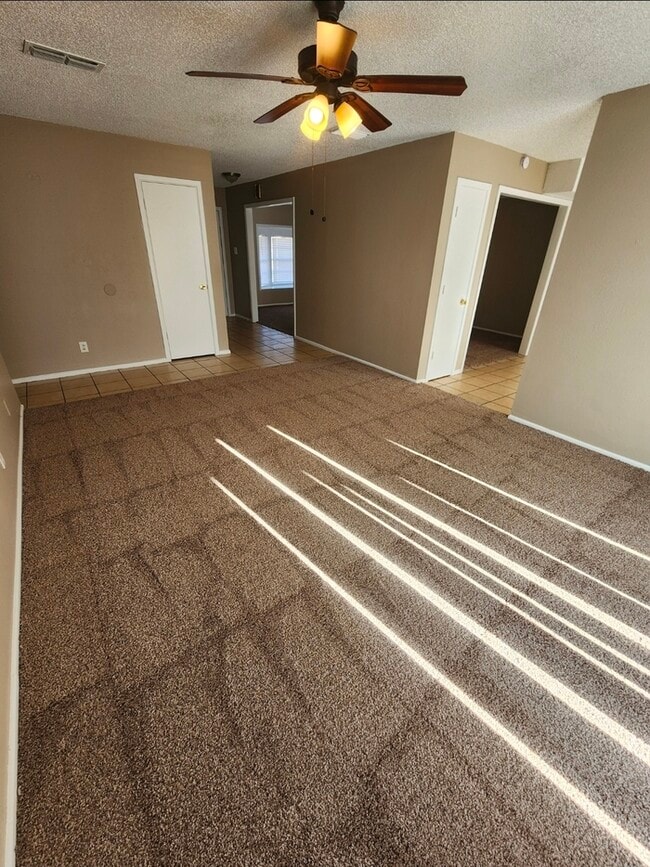 Building Photo - 3 bed 2 bath home