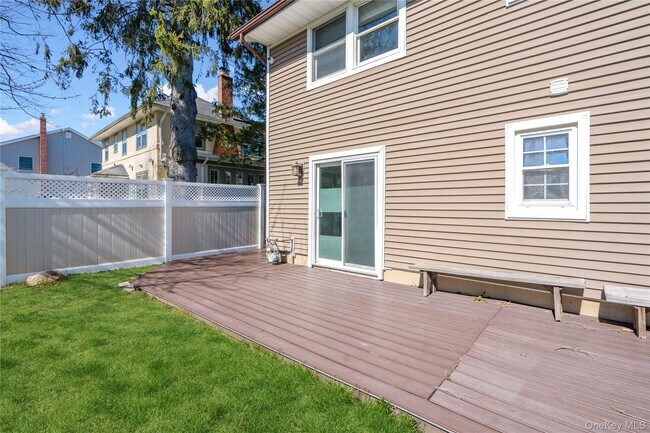 Building Photo - 445 S Wellwood Ave