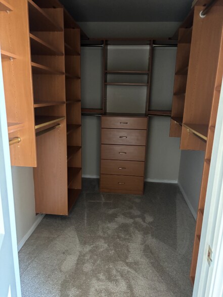 Building Photo - 242 N San Pedro Rd