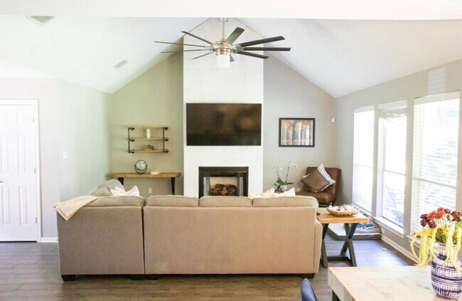 Building Photo - 810 Shadberry Dr