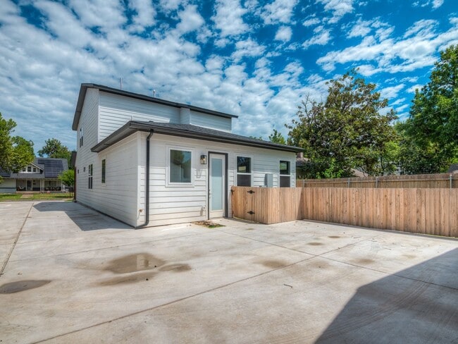 Building Photo - Spacious 4-Bedroom Home with Thoughtful De...