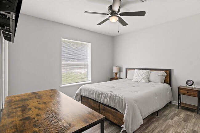 Building Photo - 2114 Main St