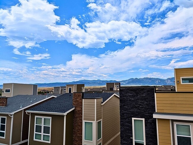 Building Photo - Beautiful 2 Bed + Office + 2.5 Bath home i...
