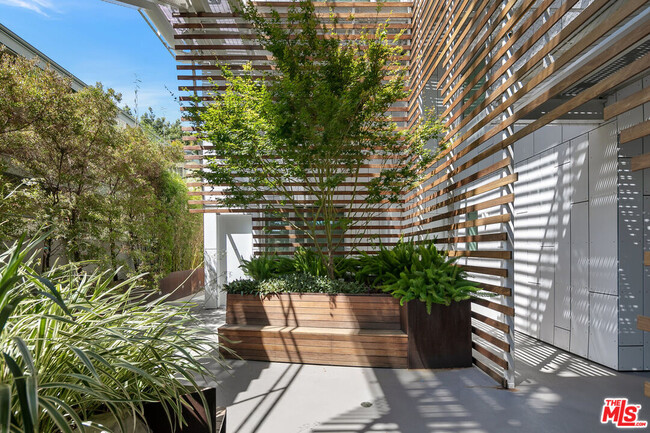 Building Photo - 935 N San Vicente Blvd