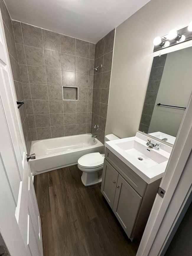 Building Photo - Beautifully Remodeled 2 Bedroom / 1 Bath D...
