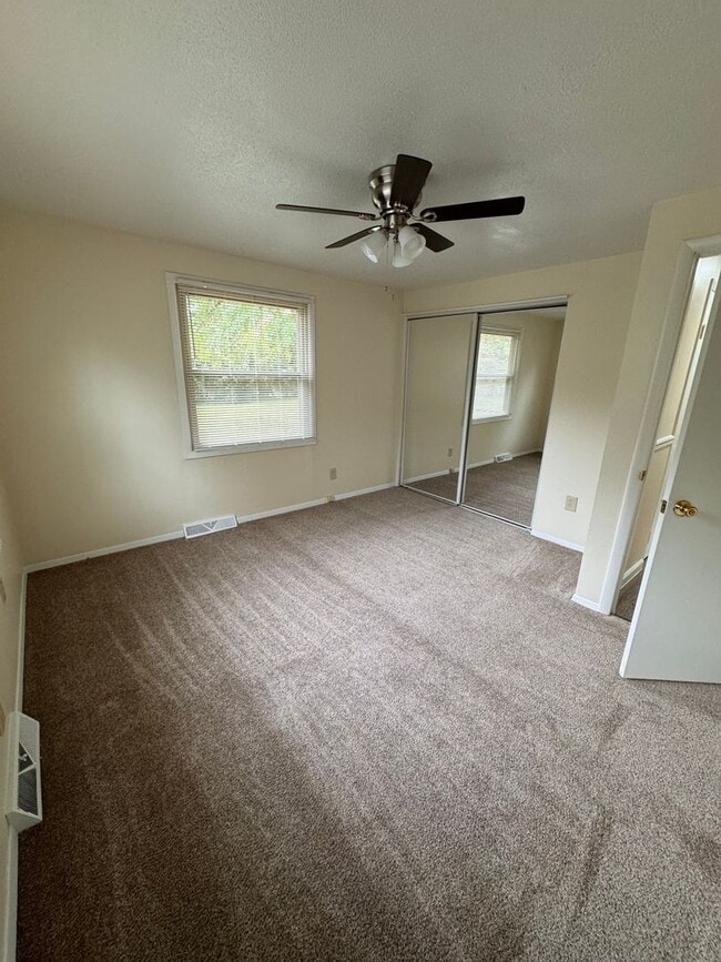 Building Photo - 597 Aurora Dr