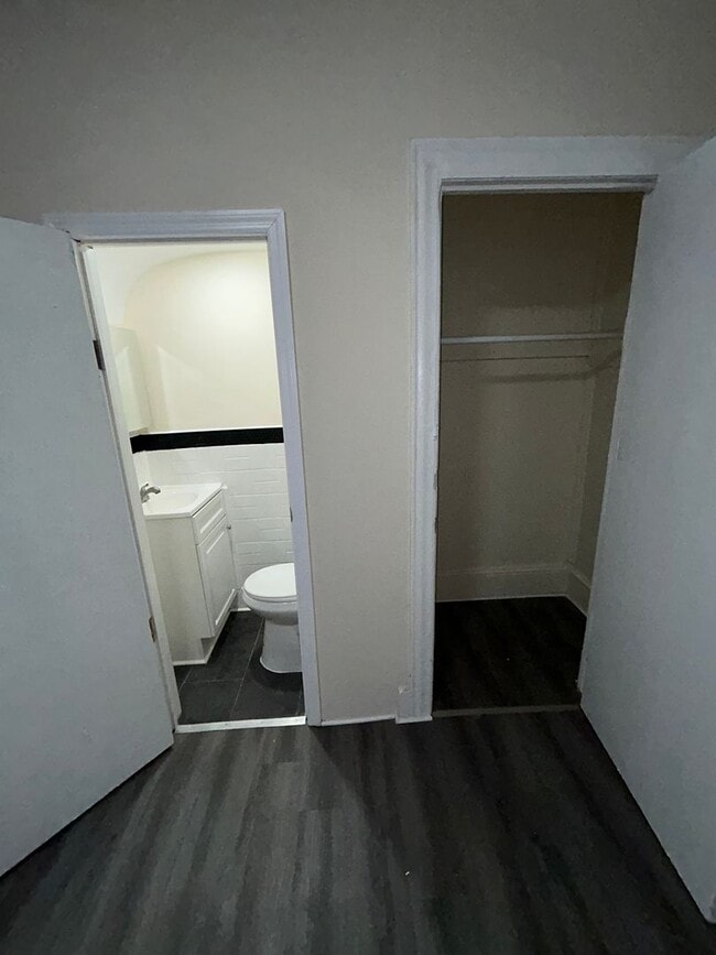 Building Photo - 510 N Hermitage Ave