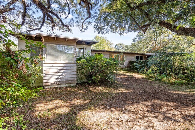 Building Photo - 2/2 with carport - fenced backyard