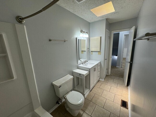 Building Photo - 2810 Villa Woods Cir