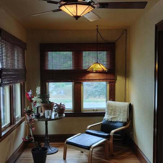 Front Porch - 528 19th Ave NE