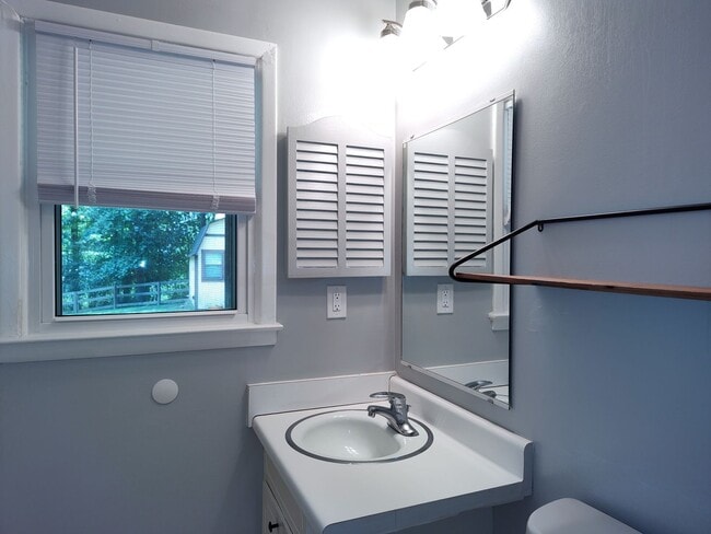 Building Photo - Charming split level home located in the Mcclintock Woods Community in Charlotte!